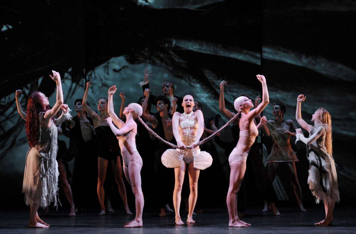 Mauro Bigonzetti bereicherte das Repertoire von Gauthier Dance auch um den abendfüllenden Blick auf „Alice“ im Tanzwunderland.