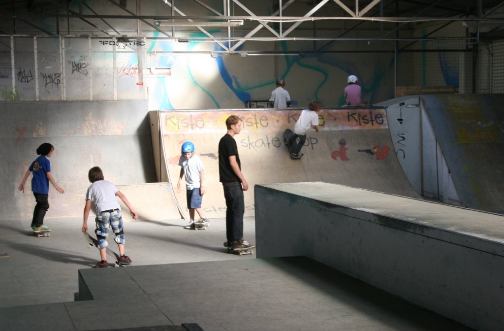 Die „Boost Skatehalle“ in Bad Cannstatt ist derzeit die einzige Skatehalle Stuttgarts. Die ehrenamtlich geführte Halle bietet nicht nur guten Skatern die Möglichkeit bei schlechtem Wetter zu fahren. Als ...