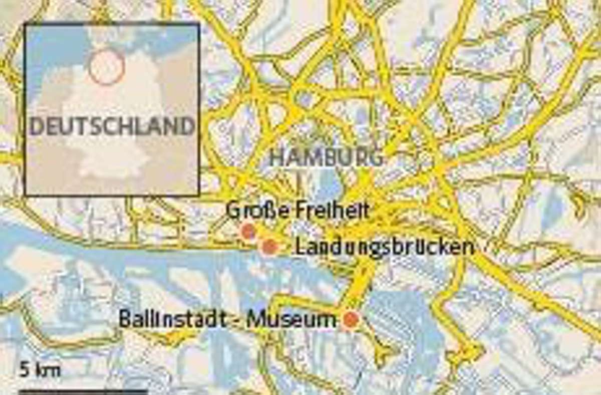 Das Auswanderermuseum Ballinstadt, das am Ort der früheren Auswandererhallen errichtet worden ist, liegt im Hamburger Stadtteil Veddel.