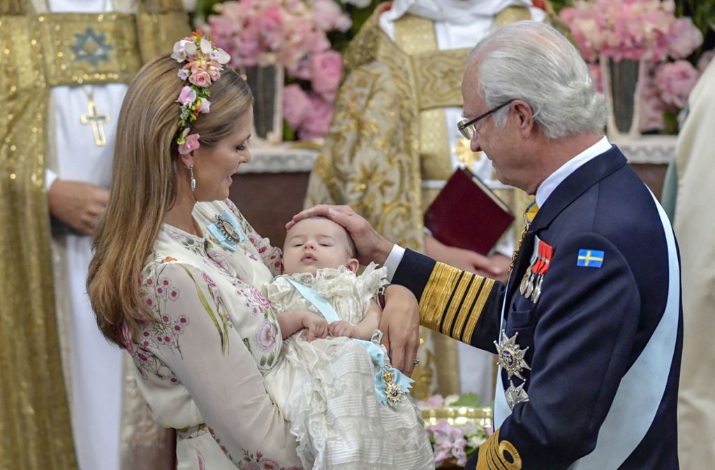 Adrienne Josephine Alice, wie die Kleine mit vollem Namen heißt, ist bereits das siebte Enkelkind von König Carl Gustaf (im Bild) und Königin Silvia.