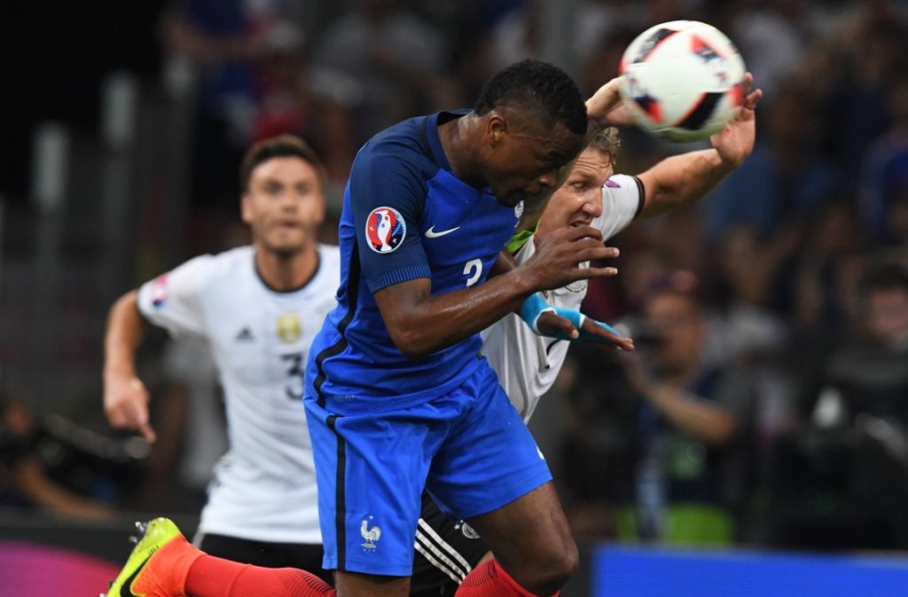 Fehlgriff mit Folgen: Nach diesem offensichtlichen Handspiel durch Schweinsteiger bekam Frankreich im Halbfinale der EM 2016 einen Elfmeter zugesprochen und ging in Führung.