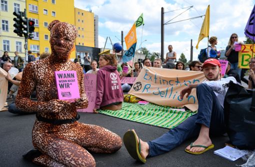 Klimaaktivisten der Bewegung „Extinction Rebellion“ blockierten in Berlin nach einer Pressekonferenz die Warschauer Straße. Der Verfassungsschutz bewertet die Klima-Gruppierung als nicht extremistisch. Foto: dpa/Christophe Gateau