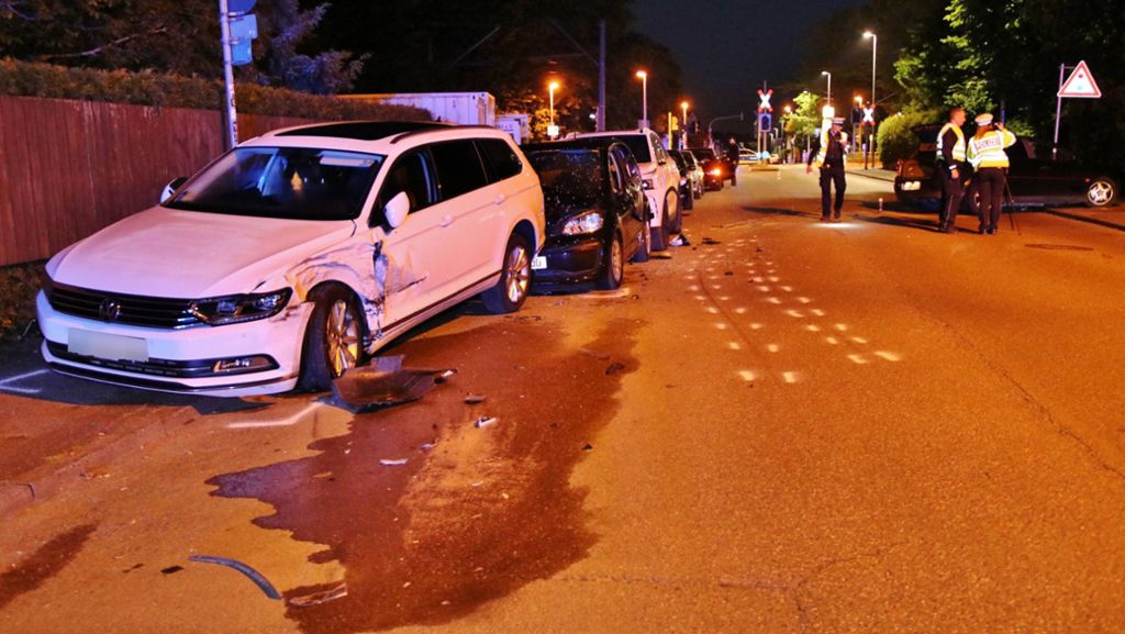 Unfall in Stuttgart: 24-jähriger Autofahrer kracht in drei parkende Fahrzeuge