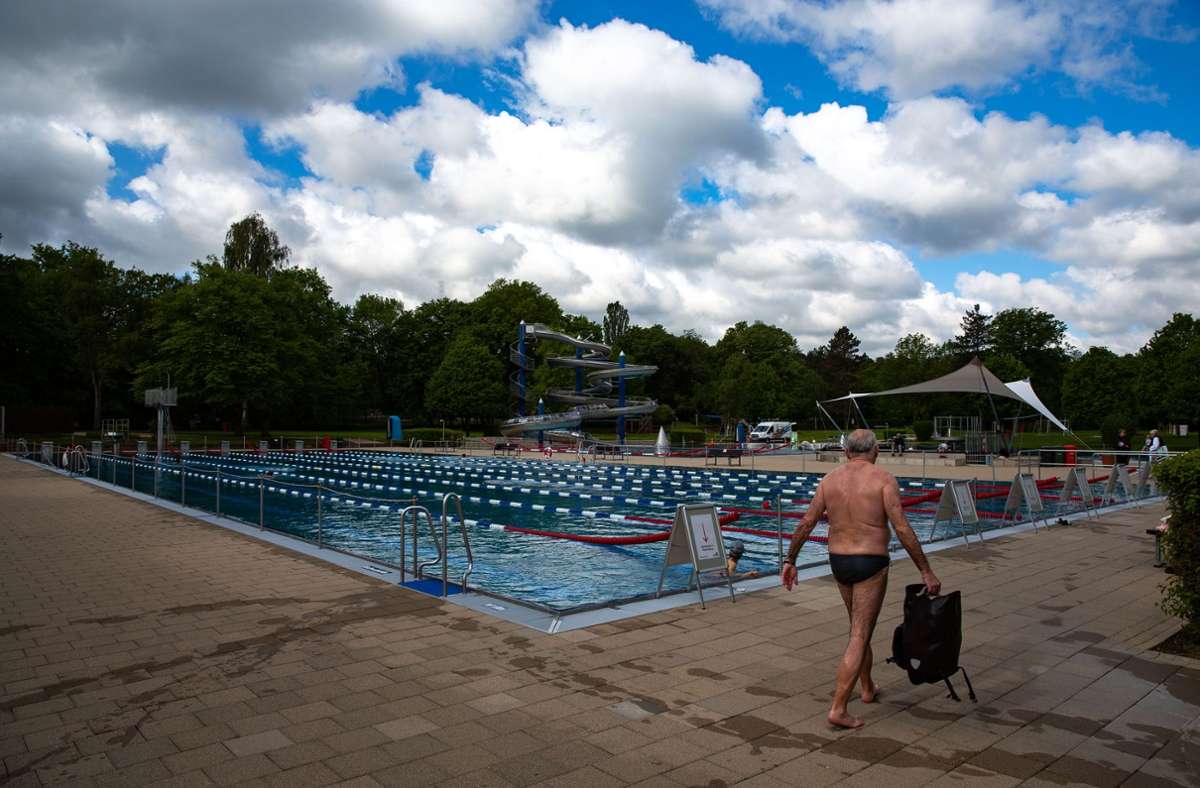 Am Donnerstagmorgen durften die ersten Schwimmer ins Freibad Rosental in Stuttgart-Vaihingen...