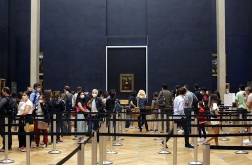 Vor dem Bild der Mona Lisa ist eine Zick-Zack-Absperrung aufgebaut. Das gehört zu den Corona-Regeln im Louvre, der nach vier Monaten wieder geöffnet hat. Foto: AP/Thibault Camus