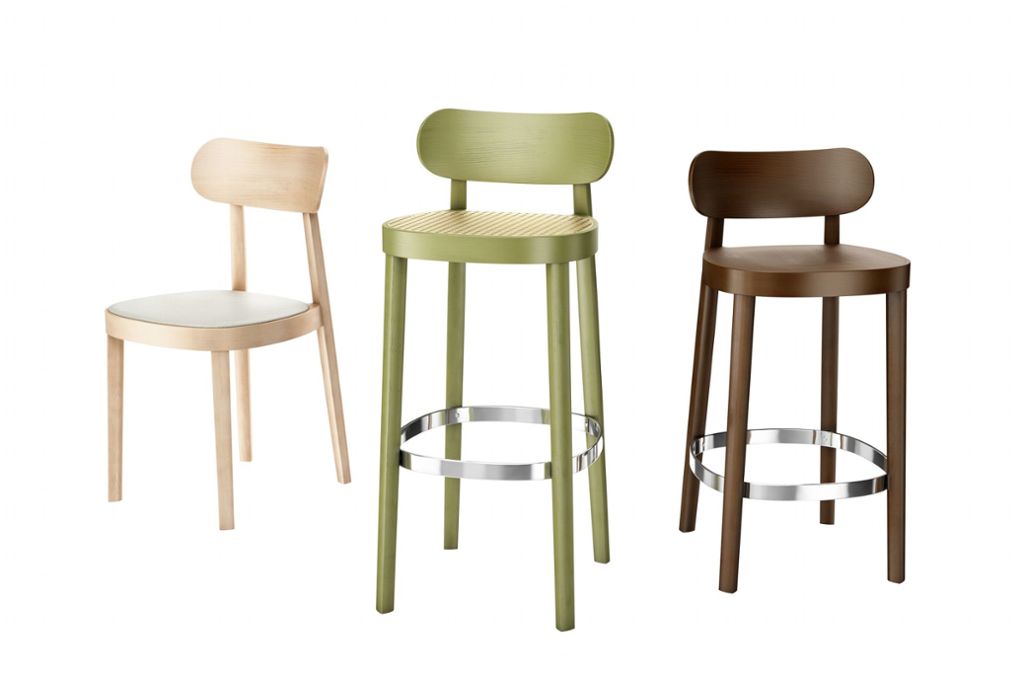 Der Stuhl der Reihe 118 für Thonet hat nun auch Barhocker bekommen. Für die deutsche Firma gestaltet Sebastian Herkner bei der diesjährigen internationalen Möbelmesse in Köln den Messestand.