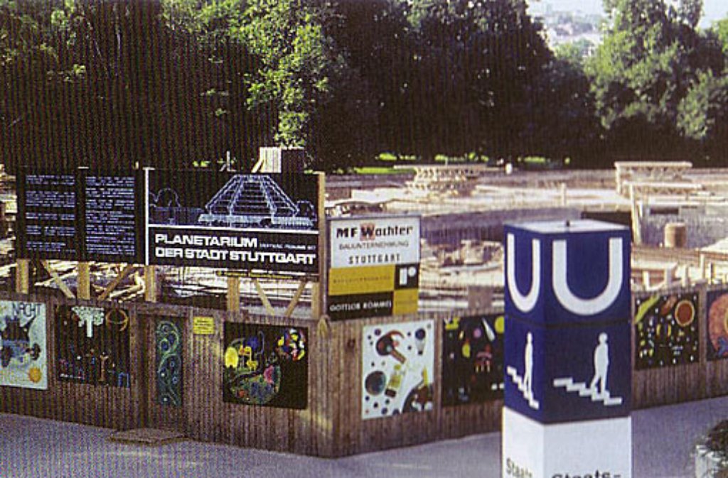 Der Grundstein ist gelegt: Der Stuttgarter Gemeinderat beschließt am 4. April 1974 den Bau des Planetariums im Mittleren Schlossgarten nahe dem Hauptbahnhof. Die ersten Bagger rollen im Frühjahr 1975 an.