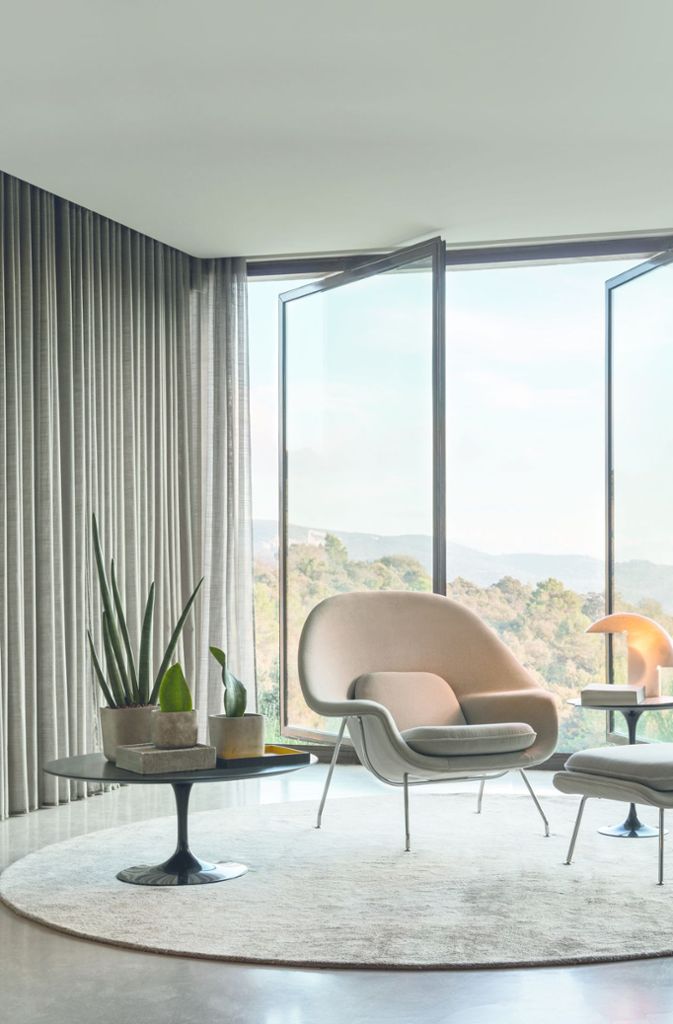 Hersteller zeigen ihre Klassiker-Sessel in immer neuen Varianten: „Womb Chair“ von Eero Saarinen für Knoll mit flauschigem Bezug.