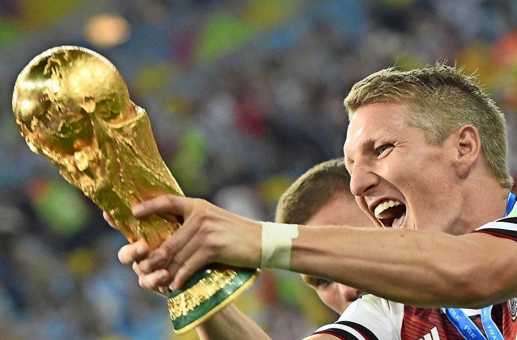 Ein Weltmeister geht: Bastian Schweinsteiger mit dem Pokal nach dem Sieg 2014 gegen Argentinien.