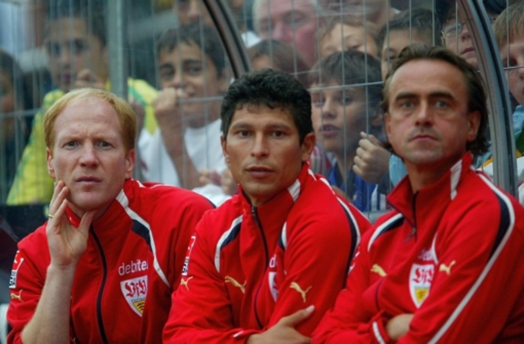 Krassimir Balakov (Mitte, mit dem damaligen VfB-Trainer Matthias Sammer (links) und Günther Schäfer)im Jahr 2004