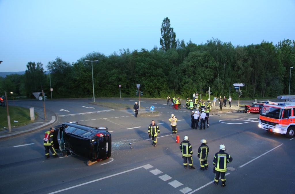 19. Mai 2016: Rettungskräfte untersuchen auf einer Kreuzung in Hagen ein nach dem Raser-Unfall zerstörtes Fahrzeug.