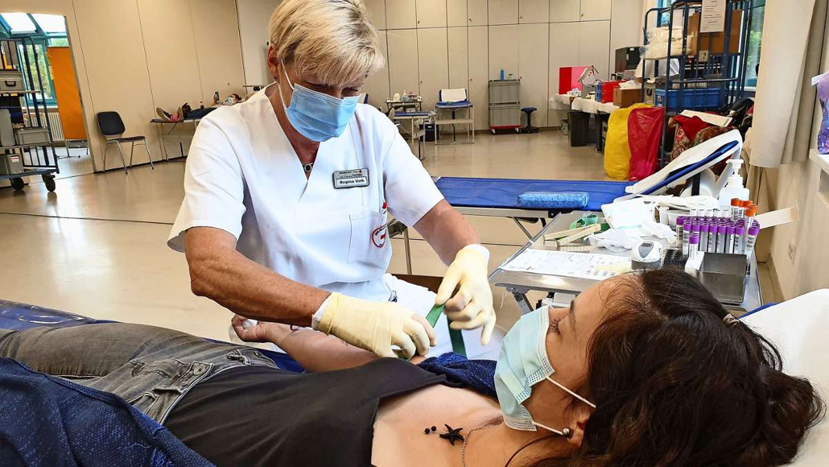  Das Deutsche Rote Kreuz ruft zum Blutspenden auf. Denn Krankenhäuser benötigen wieder mehr Konserven für Operationen. Doch wie läuft ein Blutspendetermin in Corona-Zeiten eigentlich ab? 