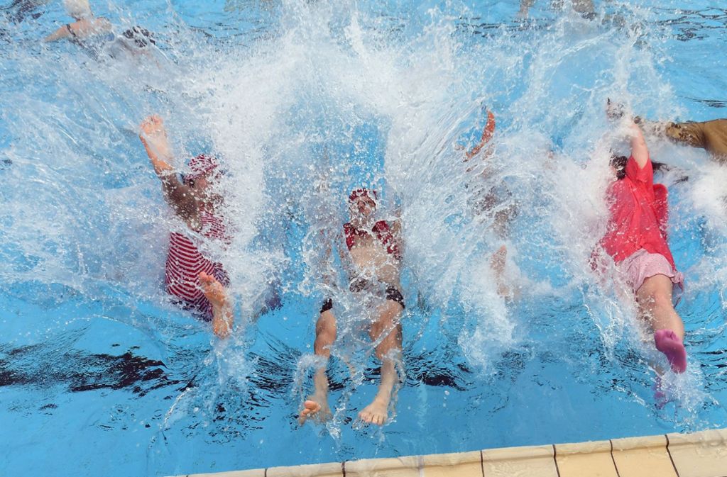 Wer draußen schwimmt, bleibt fit“ - unter diesem Motto startete Karlsruhe am Freitag (10.00) in die Freibad-Saison.