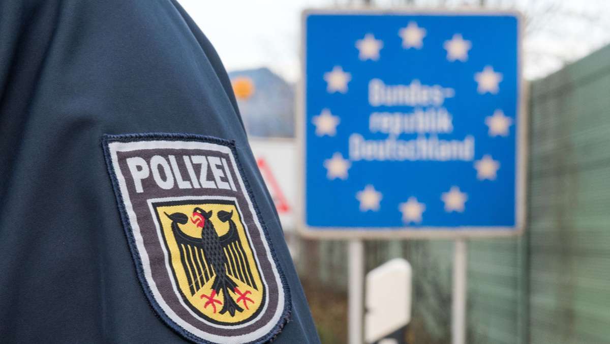  Die Bundespolizei nimmt bei einer Grenzkontrolle in Bayern einen 42-jährigen Reisenden fest. Der Italiener war vor Jahren in Stuttgart als Mörder zu einer lebenslangen Haftstrafe verurteilt worden. Warum saß er jetzt in einem Reisebus? 
