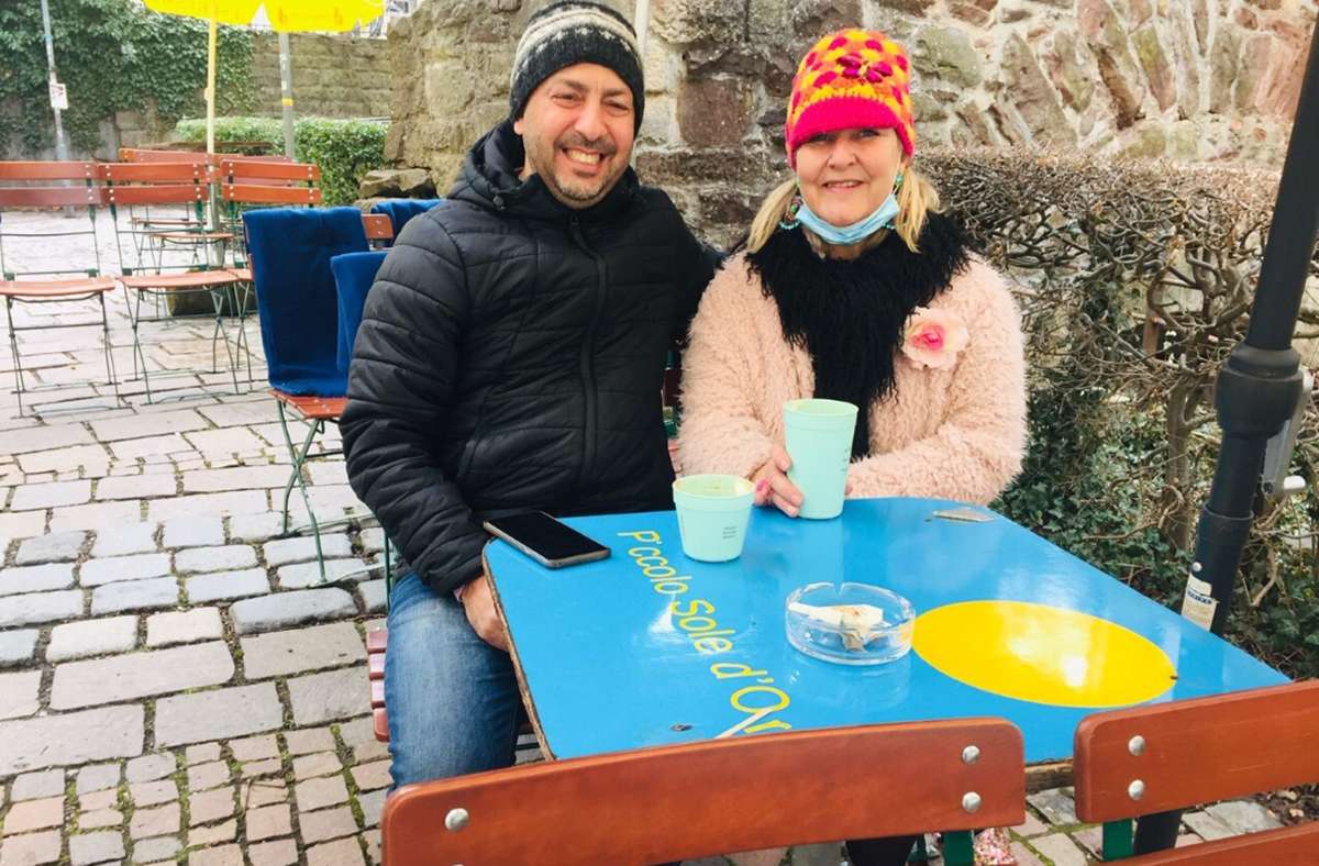 Bundesweit einzigartig: Nur in Tübingen darf die Außengastronomie wieder öffnen. Bettina Scharnowski und ihr Mann Osama Al-Obaidi habe sich erst testen lassen und sind dann in ihr Stammcafé gegangen.