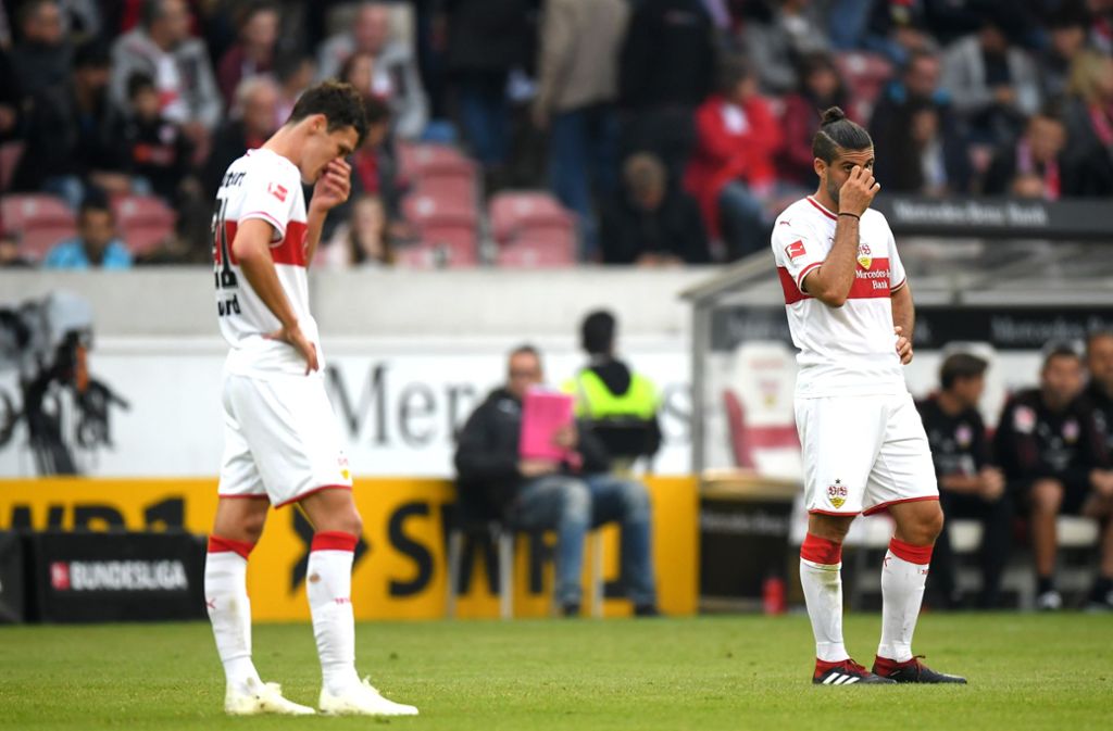 Große Enttäuschung bei Benjamin Pavard (links) und Emiliano Insua vom VfB Stuttgart.