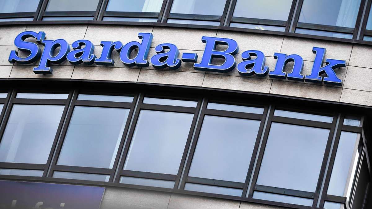  Eine ungewohnt kontroverse Tarifrunde bei den Sparda-Banken ist am Montagabend zu Ende gegangen – mit einem Tarifabschluss, der den Beschäftigten aber keine Erhöhung ihrer Realeinkommen bringt. 