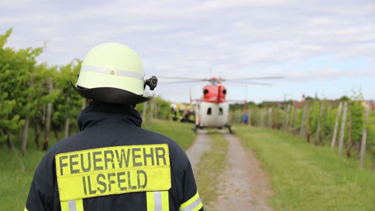  Ein 29 Jahre alter Mann ist bei einem Arbeitsunfall auf einem Weinberg in Ilsfeld im Kreis Heilbronn schwer verletzt worden. Ein Traktor war auf den Mann gefallen, der 29-Jährige musste von der Feuerwehr befreit werden. 