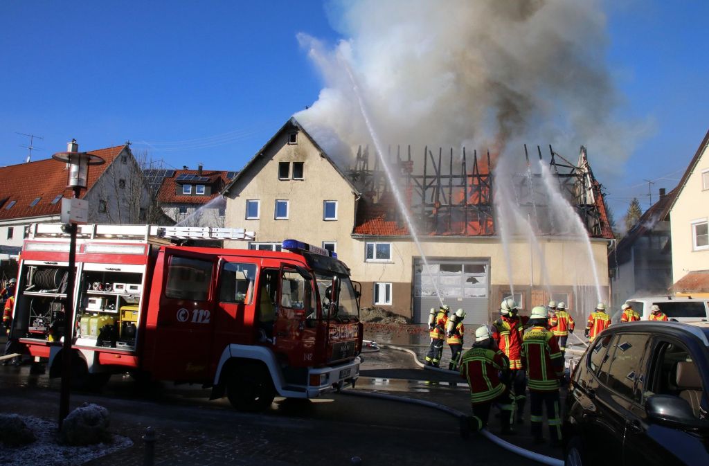 Am Neujahrstag brannte gegen 13 Uhr ein unbewohntes Haus in der Ortsmitte von Gomadingen (Kreis Reutlingen). Verletzt wurde niemand.