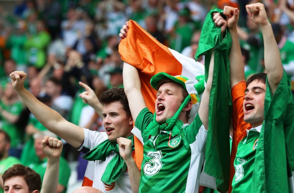 Irische Fans feiern ihr Team bei der Fußball-EM in Frankreich.