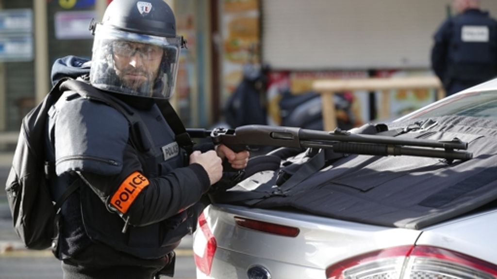 Angriff auf Polizeiwache in Paris: Angreifer trug Attrappe einer Sprengstoffweste
