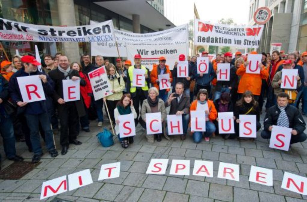 Zeitungsredakteure und Volontäre protestieren am Montag in Stuttgart für höhere Löhne. Die Verleger streben einen neuen, regionalisierten Flächentarif für die bundesweit rund 14000 Zeitungsredakteure und Volontäre an.
