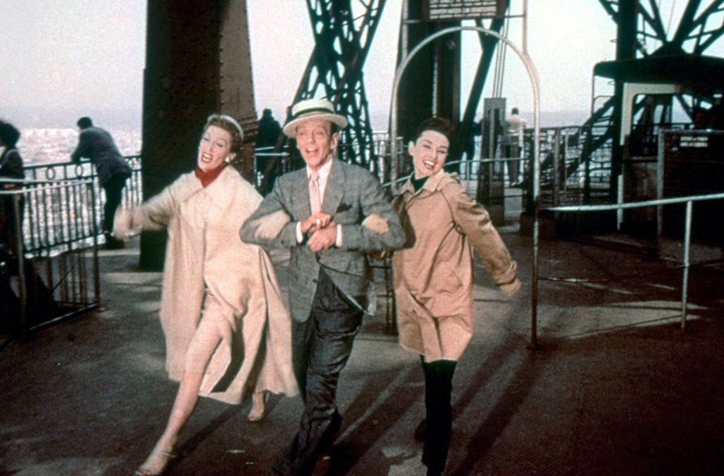 Modemagazin-Chefin Maggie Prescott (Kay Thompson), Fotograf Dick Avery (Fred Astaire) und Model Jo (Audrey Hepburn) in Paris