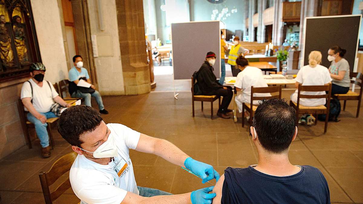  Hunderte Menschen sollen in Freiburg nicht zu ihrem Impftermin gegen Corona erschienen sein. In Stuttgart und der Region ist die Impfmüdigkeit noch nicht so groß. Dennoch sind Experten alarmiert. 
