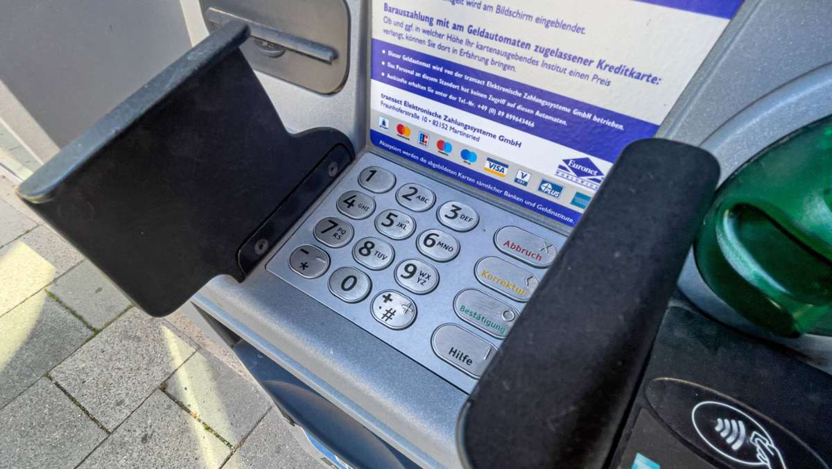  Ein Unbekannter lenkt in Möhringen eine 81-Jährige an einem Geldautomaten ab und stiehl ihre Bankkarte. Da er sich wohl auch die PIN merkt, ist kurze Zeit später Geld vom Konto der Seniorin verschwunden. Die Polizei sucht Zeugen. 