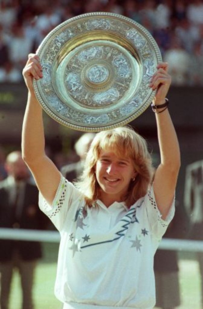 57 Jahre nach der Kölnerin Cilly Aussem wird Steffi Graf die zweite deutsche Wimbledonsiegerin. Im gleichen Jahr gewinnt die 19-Jährige auch Melbourne, Paris und die US Open und holt Gold bei den Olympischen Spielen in Seoul. Der vorläufige Höhepunkt einer Karriere, ...