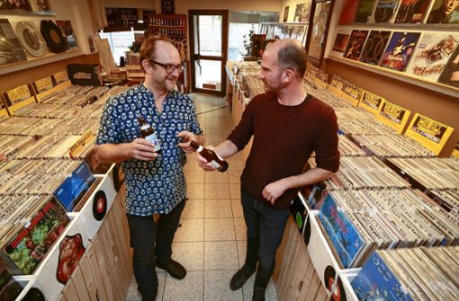 Wolfgang Keck (links) und Stefan Heßlinger: Bier und Platten das passt für die beiden 46-Jährigen einfach zusammen. Foto: Simon Granville