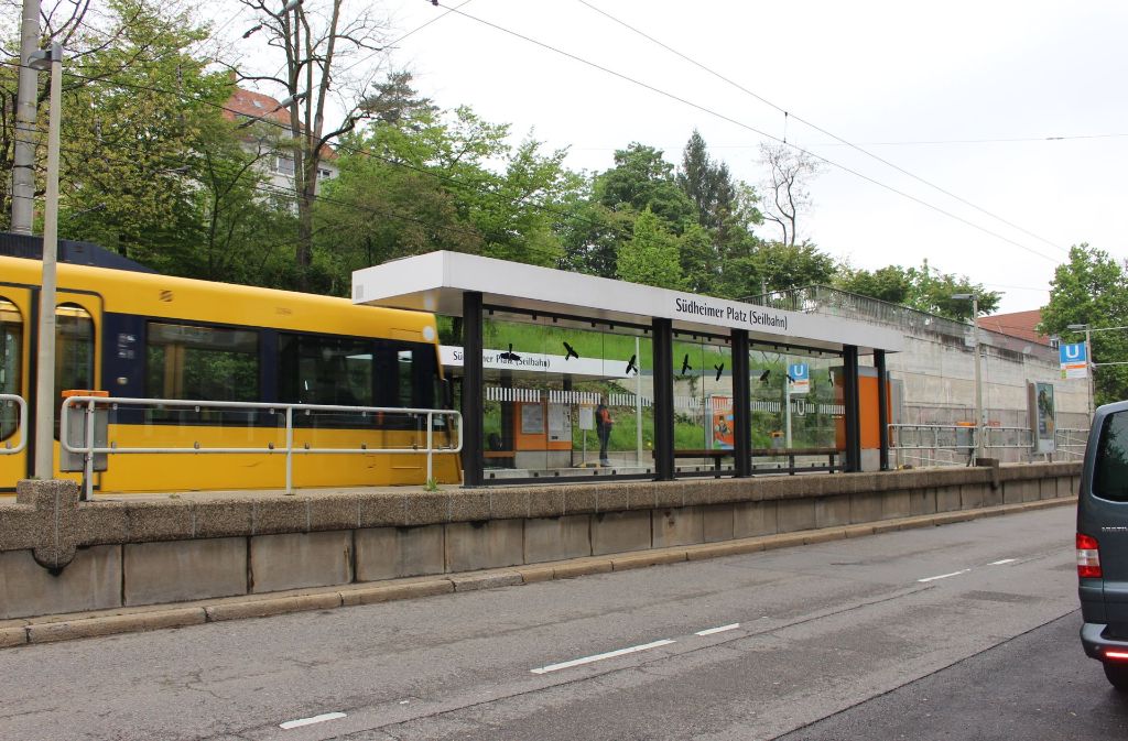 Die Haltestelle Südheimer Platz ist auch die Endstation der Linie U21, die seit Mai 2016 von dort zum Charlottenplatz und wieder zurück pendelt. Seilbahnfahrer müssen hier umsteigen.