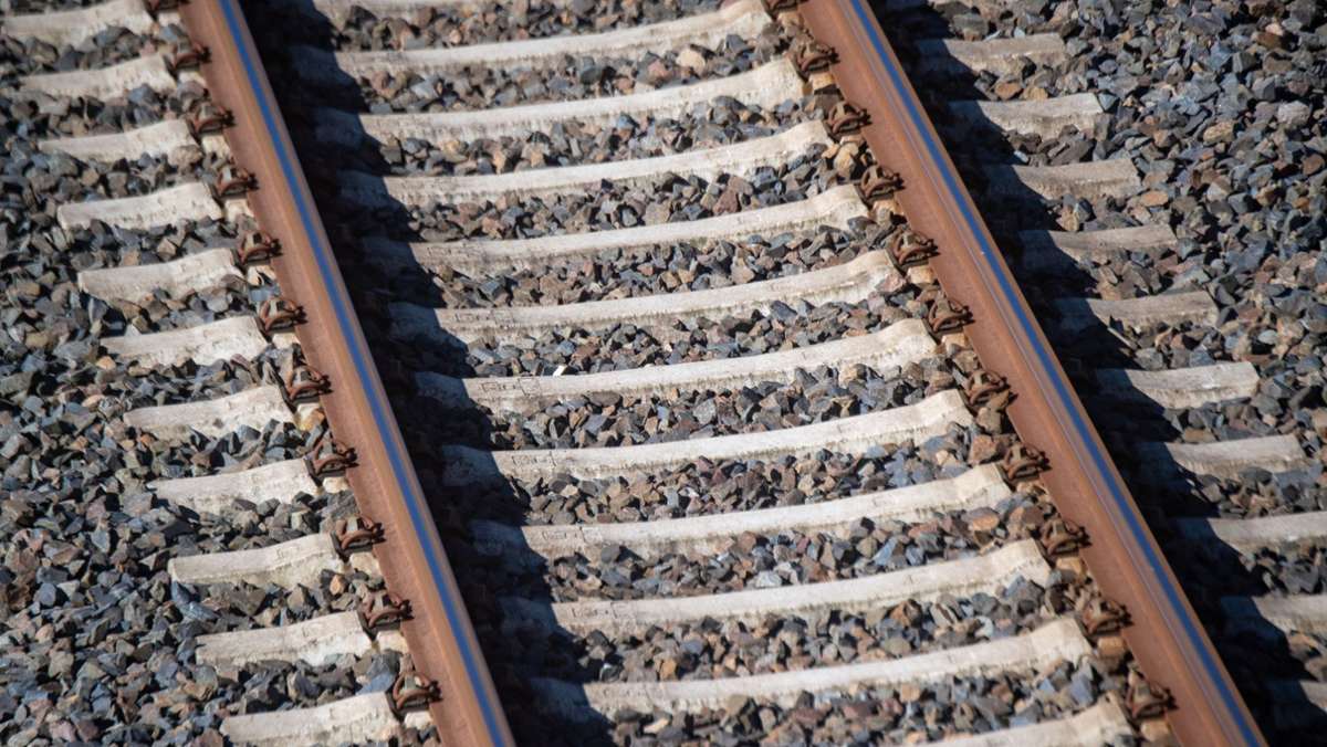 Grafing in Oberbayern: Mann läuft wegen Bahnstreiks auf Gleisen – Zug muss abrupt bremsen