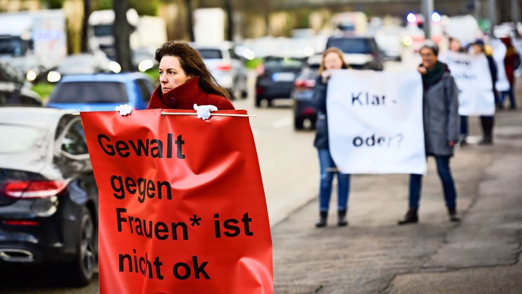 Aktion gegen Gewalt an Frauen in Stuttgart: Die Botschaft lautet: Wegschauen geht nicht