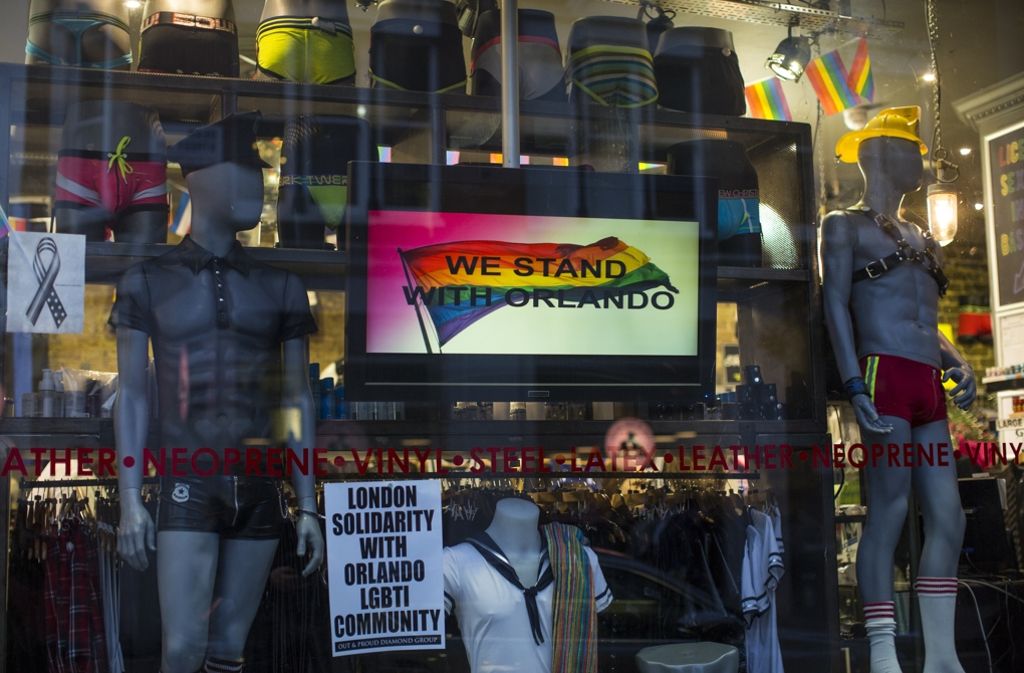 In einem Schaufenster in der Londoner Innenstadt zeugt der Schriftzug „We stand with Orlando“ von Solidarität mit den Opfern und deren Angehörigen.