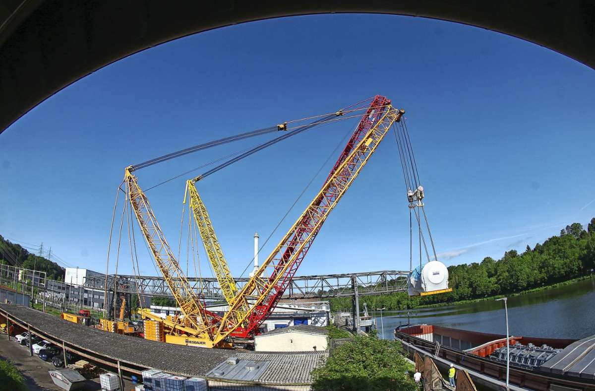 Für den 310 Tonnen schweren Generator werden gleich zwei Kräne benötigt. Fotos: Avanti/Ralf Poller