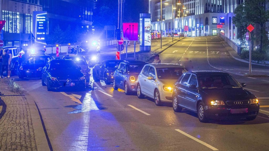  Beim heftigen Unfall am Mittwochabend in Stuttgart sind nach Angaben der Polizei vier Menschen verletzt worden. Ein Autofahrer sei demnach mit deutlich zu hoher Geschwindigkeit unterwegs gewesen. 