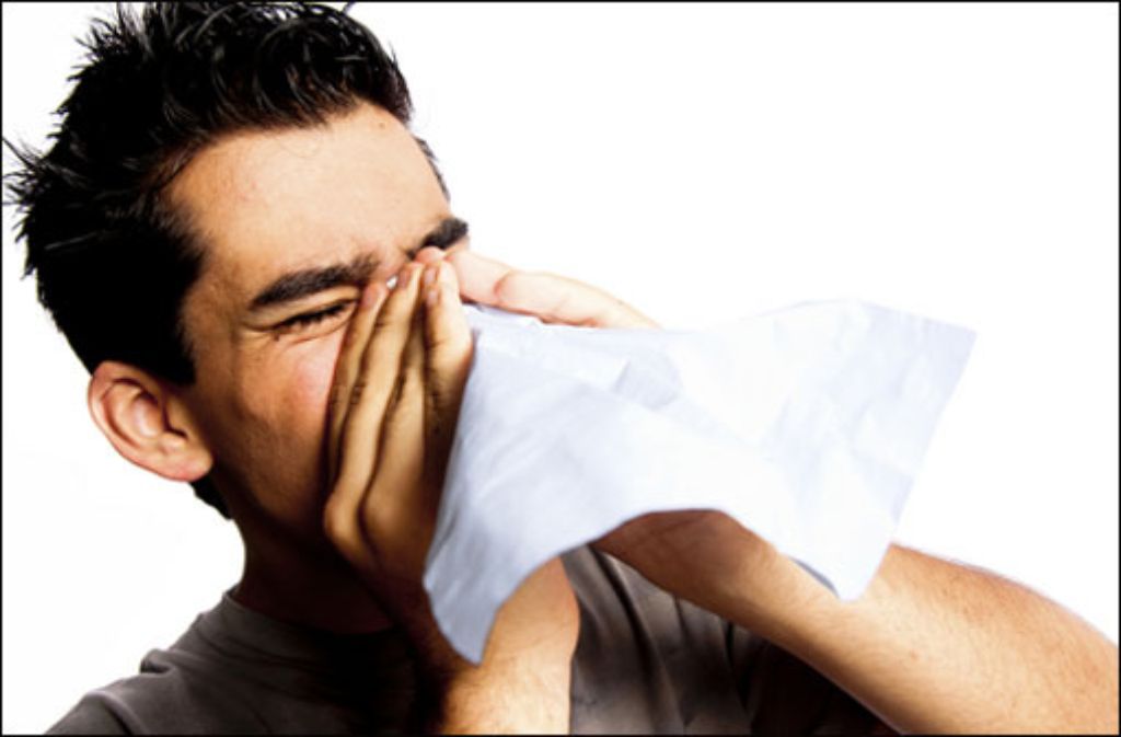 Hat es einen doch erwischt, sollte man in ein Taschentuch oder zur Not in den Ärmel niesen - aber nicht in die Hand. Denn von dort werden die Viren weiter verteilt. Foto: Fer Gregory/shutterstock.com