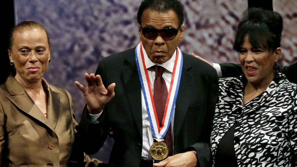  Die Sportwelt trauert um Boxlegende Muhammad Ali. Der 74-Jährige ist nach schwerer Krankheit gestorben. Fans, Gegner und auch Politiker zollen dem Sportler ihren Respekt. 