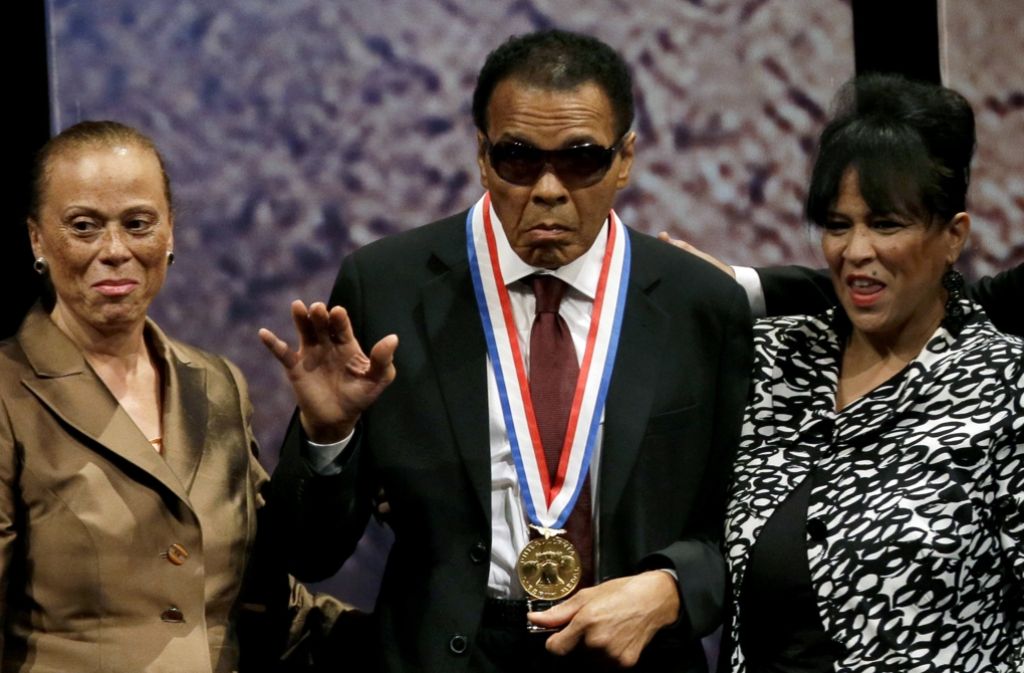 Muhammad Ali zwischen seiner Frau Lonnie Ali (links) und seiner Schwägerin Marilyn Williams. Fans und Weggefährten zollen dem größten Sportler der jüngeren Geschichte Respekt. Foto: AP