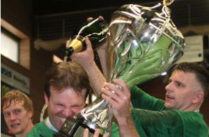 Göppinger Jubel: Geschäftsführer Gerd Hofele (Mi.) nach dem ersten EHF-Pokal-Triumph 2011 in Elsenfeld zusammen mit dem damaligen Torwart Enid Tahirovic (re.). Foto: Pressefoto Baumann