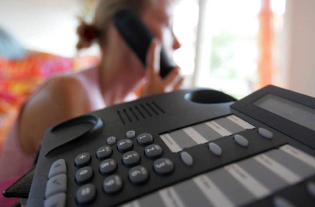 Minutenlanges Warten am Telefon, bis man mit dem nächsten freien Mitarbeiter verbunden wird - bei vielen Callcentern gehören Warteschleifen dazu. Foto: dpa