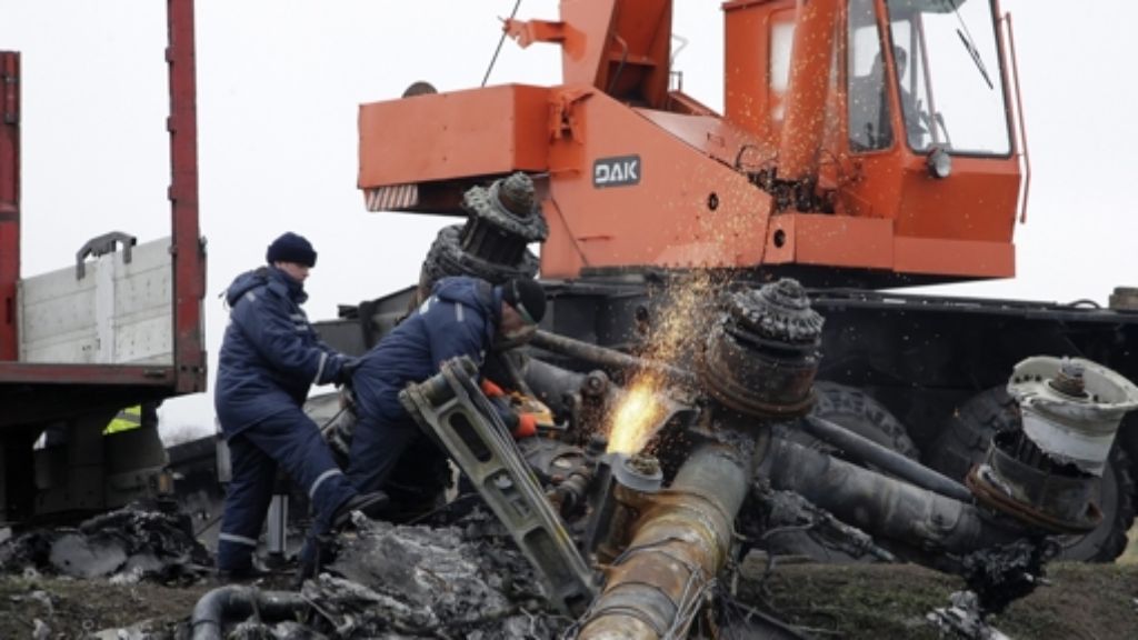 Flug MH17: Experten sammeln Trümmerteile ein