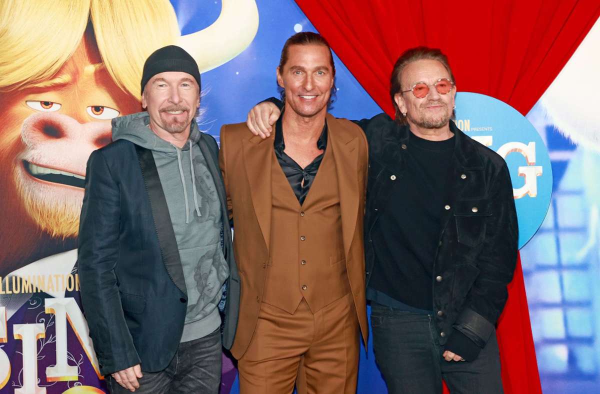 Drei Männer auf dem roten Teppich. Von links nach rechts: The Edge, Gitarrist der irischen Band U2, Schauspieler Matthew McConaughey und der irische Sänger Bono.