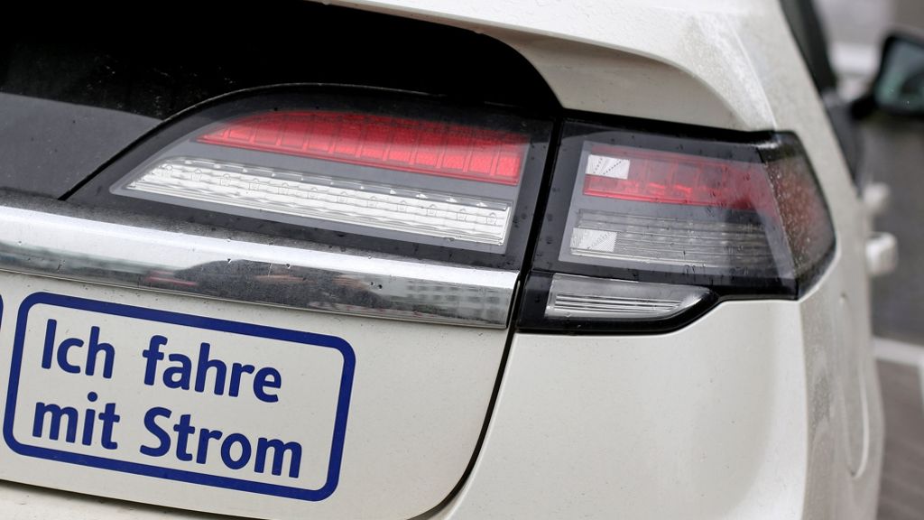 DLR in Stuttgart-Vaihingen: Elektroautos ohne Kabel und Stecker aufladen
