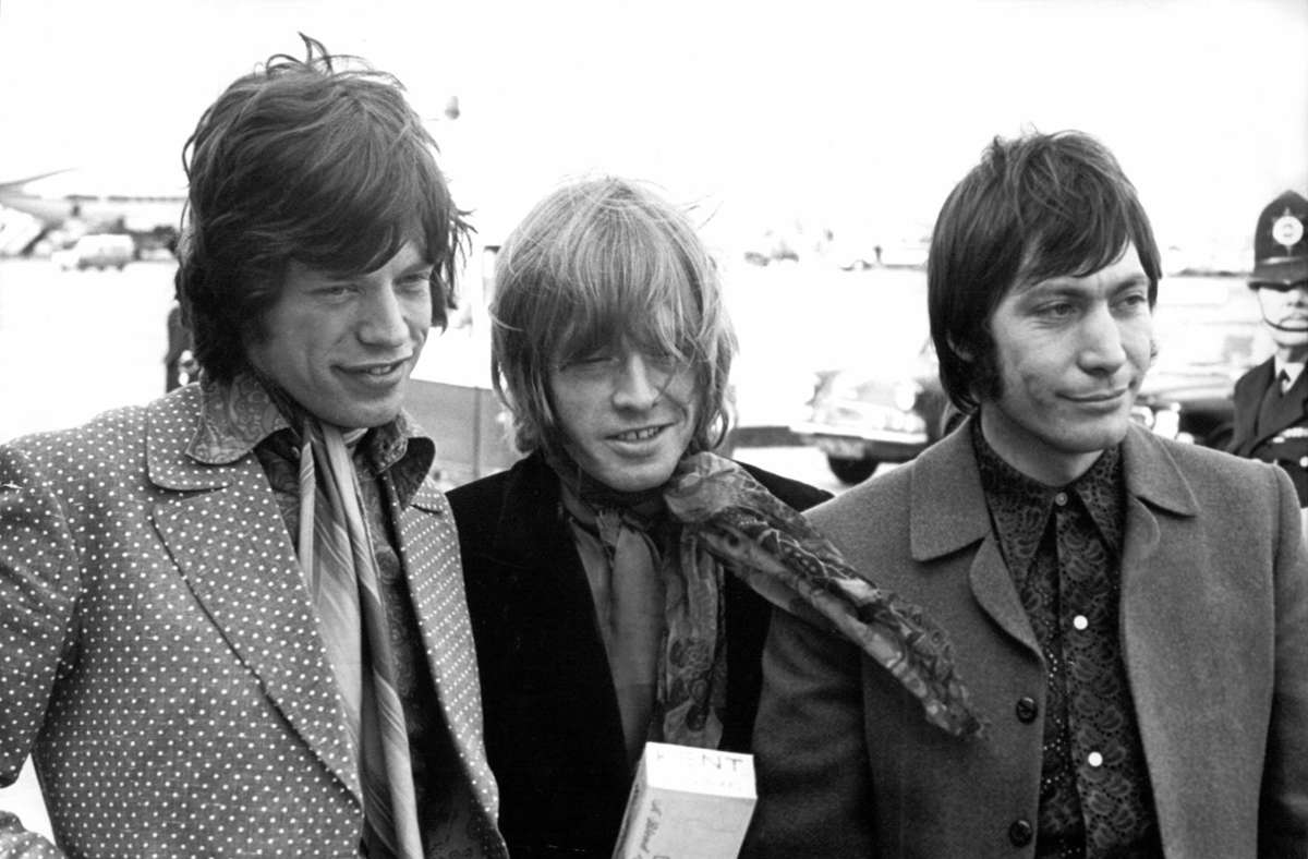 1967: Mick Jagger zusammen mit seinen mittlerweile verstorbenen Bandfreunden Brian Jones (mi.) und Charlie Watts (re.)