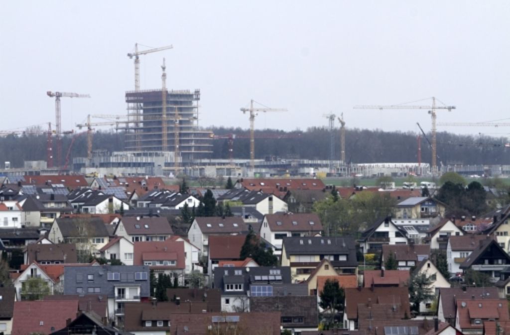 Die Gebäude thronen weithin sichtbar über Renningen. Direkt neben dem Bosch-Gelände liegt ein Segelflugplatz.