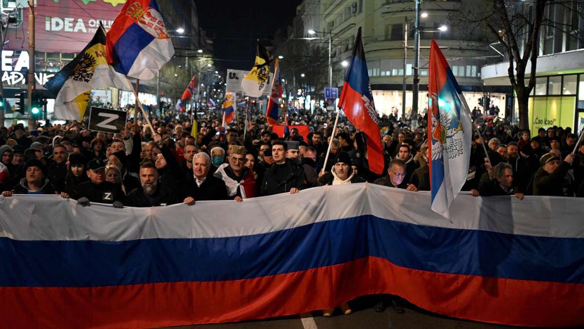 Krieg in der Ukraine: Hunderte pro-russische Demonstranten ziehen durch Belgrad