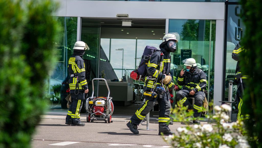 Großeinsatz in Ludwigsburg: Ausgelaufene Flüssigkeit löst Brand in Autohaus aus