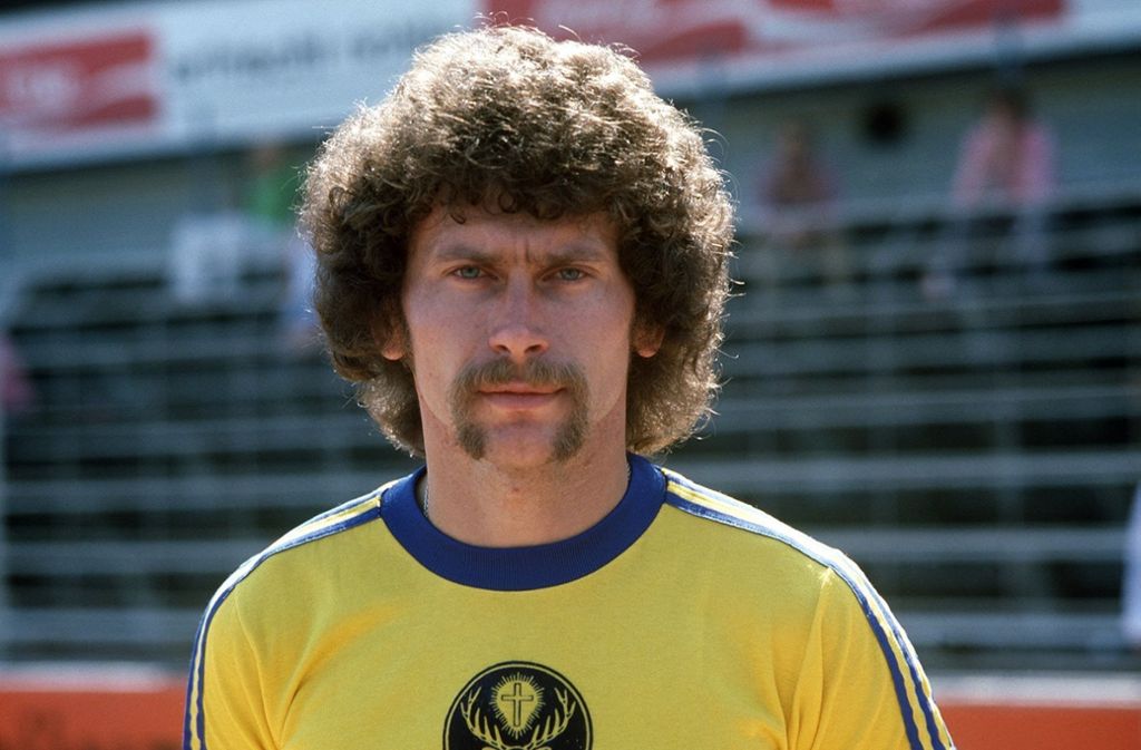 Paul Breitner, geboren 1951, spielte von 1970 bis 1974 und von 1978 bis 1983 für den FC Bayern. Dazwischen war er in Spanien bei Real Madrid und eine Saison bei Eintracht Braunschweig unter Vertrag. 1972 wurde er Europameister, 1974 Weltmeister.